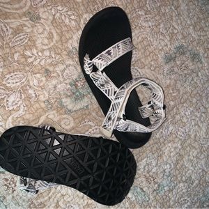 Women’s Teva’s. They are size 8 and very good shoes.